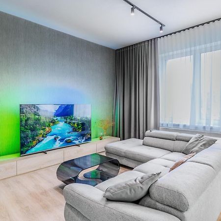 Chalupku - Luxurious Apartment 70M2 In Direct Centrum With Parking Included, Air-Conditioned, Balcony, Quiet Sleep, Best In Town バンスカー・ビストリツァ エクステリア 写真