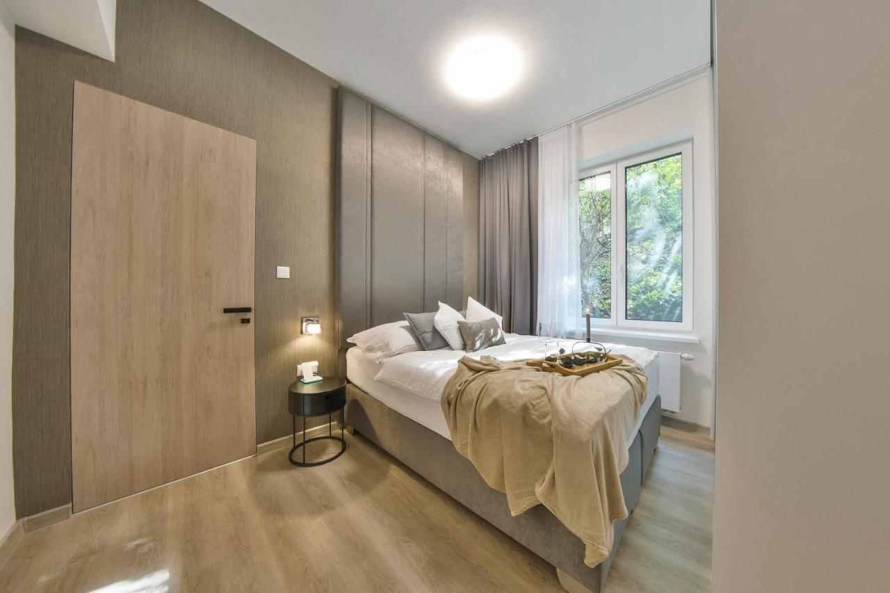 Chalupku - Luxurious Apartment 70M2 In Direct Centrum With Parking Included, Air-Conditioned, Balcony, Quiet Sleep, Best In Town バンスカー・ビストリツァ エクステリア 写真