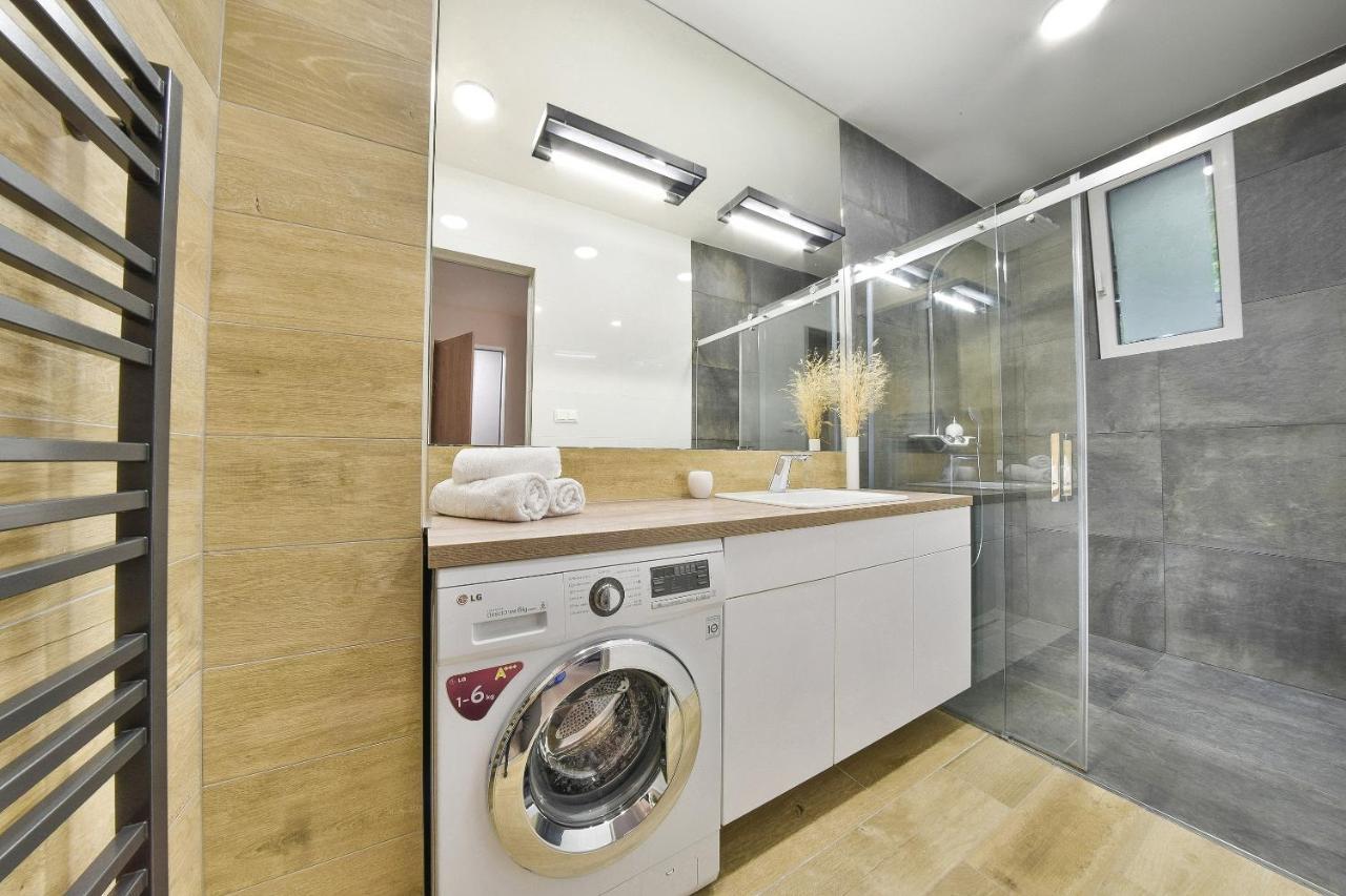 Chalupku - Luxurious Apartment 70M2 In Direct Centrum With Parking Included, Air-Conditioned, Balcony, Quiet Sleep, Best In Town バンスカー・ビストリツァ エクステリア 写真