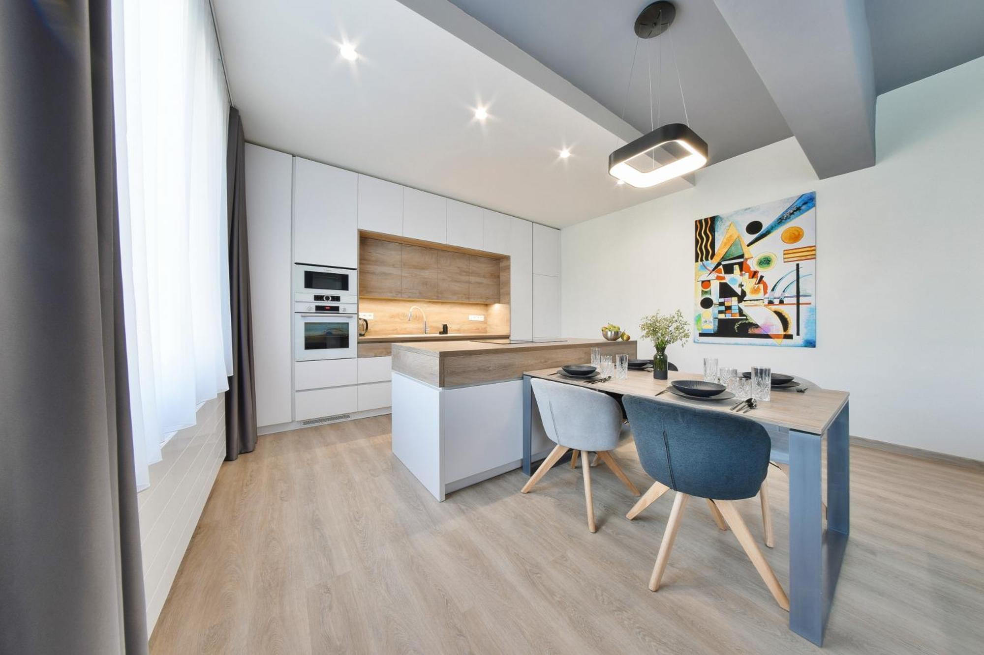 Chalupku - Luxurious Apartment 70M2 In Direct Centrum With Parking Included, Air-Conditioned, Balcony, Quiet Sleep, Best In Town バンスカー・ビストリツァ エクステリア 写真