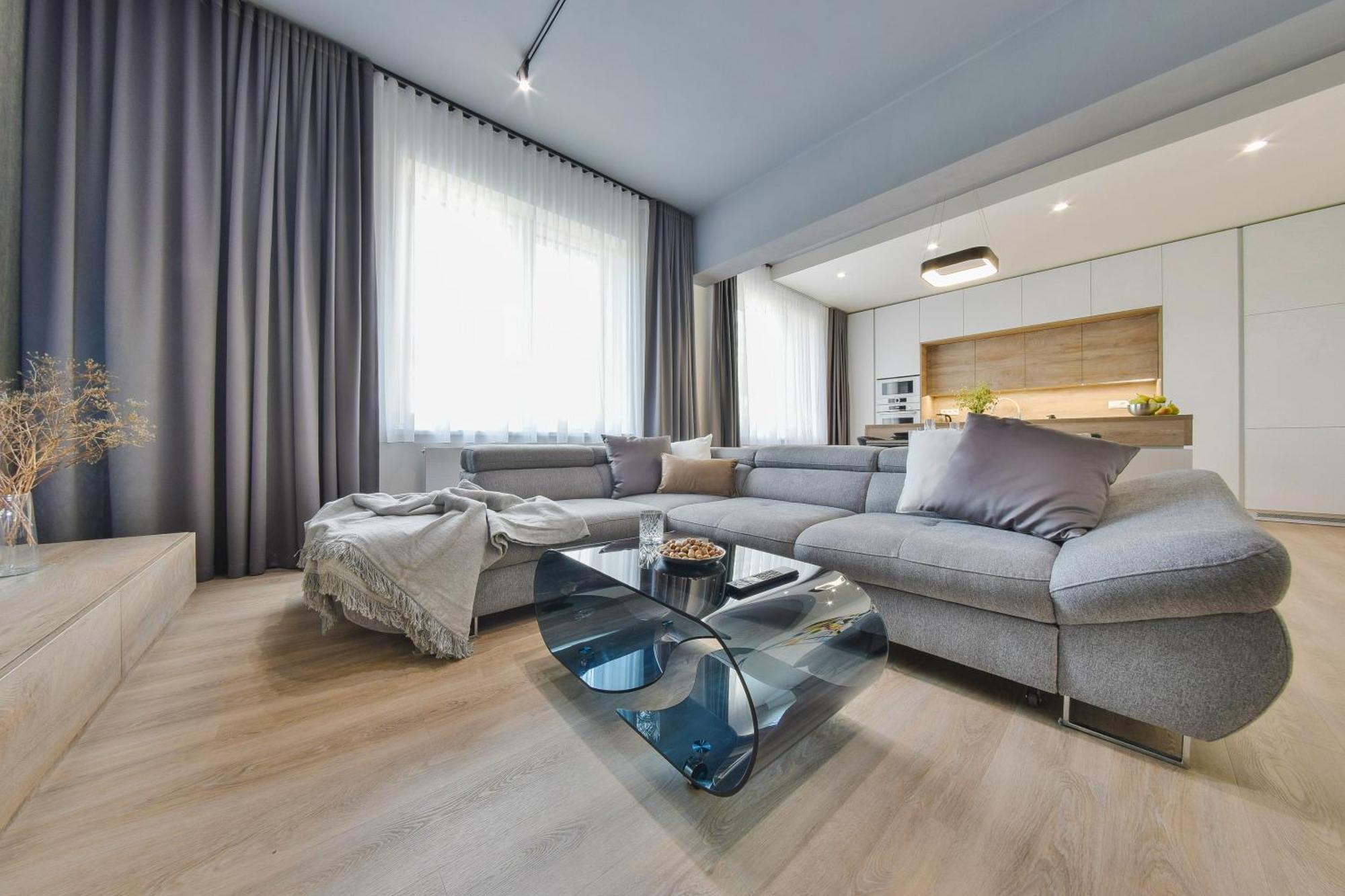 Chalupku - Luxurious Apartment 70M2 In Direct Centrum With Parking Included, Air-Conditioned, Balcony, Quiet Sleep, Best In Town バンスカー・ビストリツァ エクステリア 写真