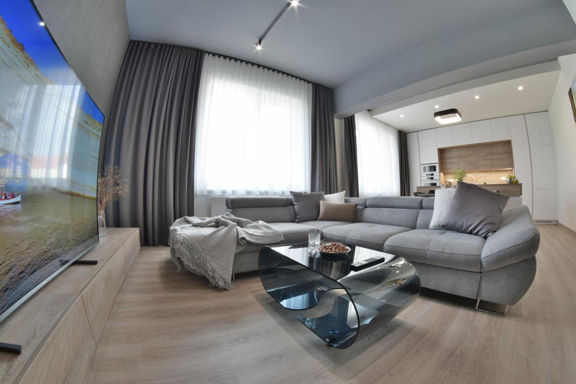 Chalupku - Luxurious Apartment 70M2 In Direct Centrum With Parking Included, Air-Conditioned, Balcony, Quiet Sleep, Best In Town バンスカー・ビストリツァ エクステリア 写真