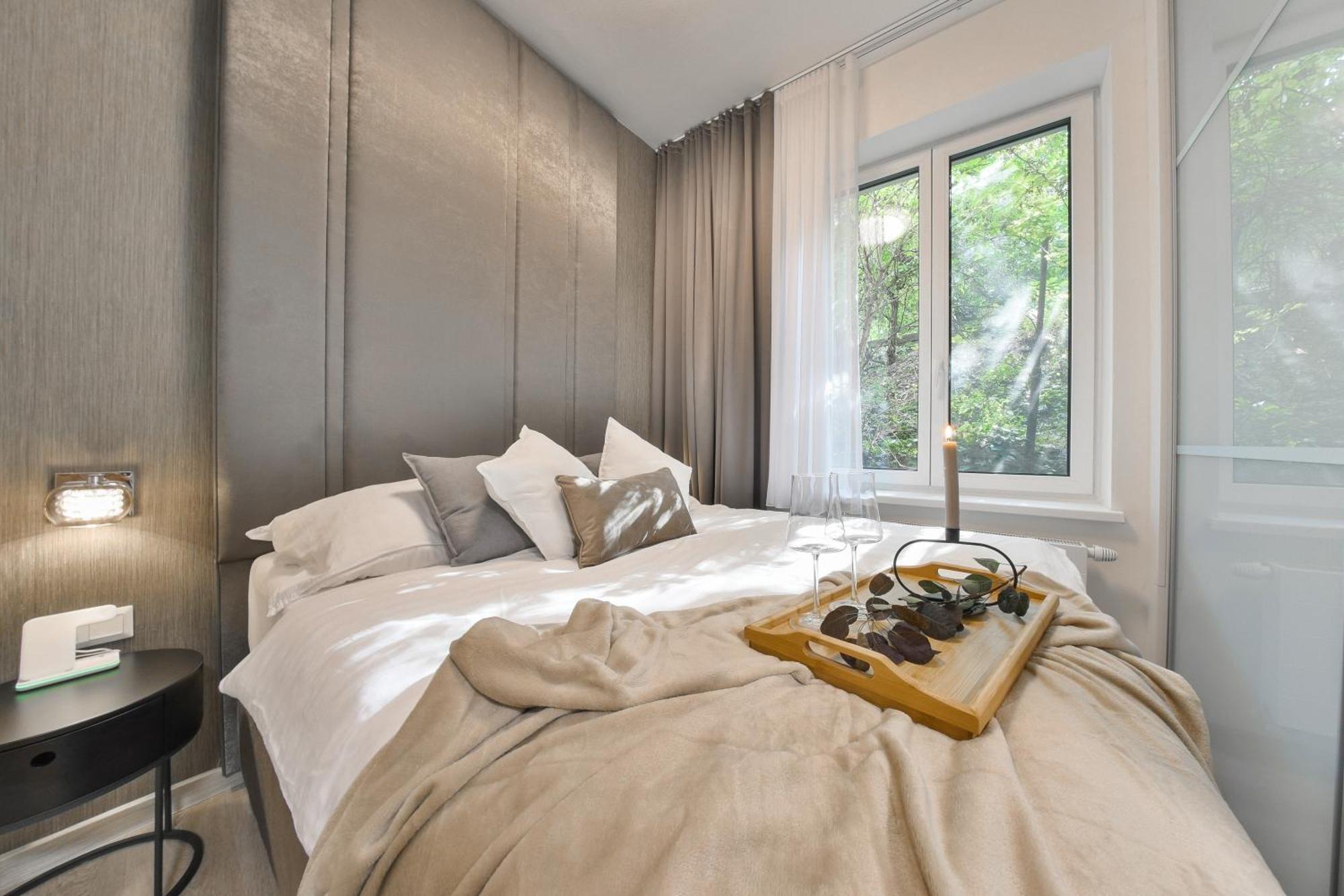 Chalupku - Luxurious Apartment 70M2 In Direct Centrum With Parking Included, Air-Conditioned, Balcony, Quiet Sleep, Best In Town バンスカー・ビストリツァ エクステリア 写真