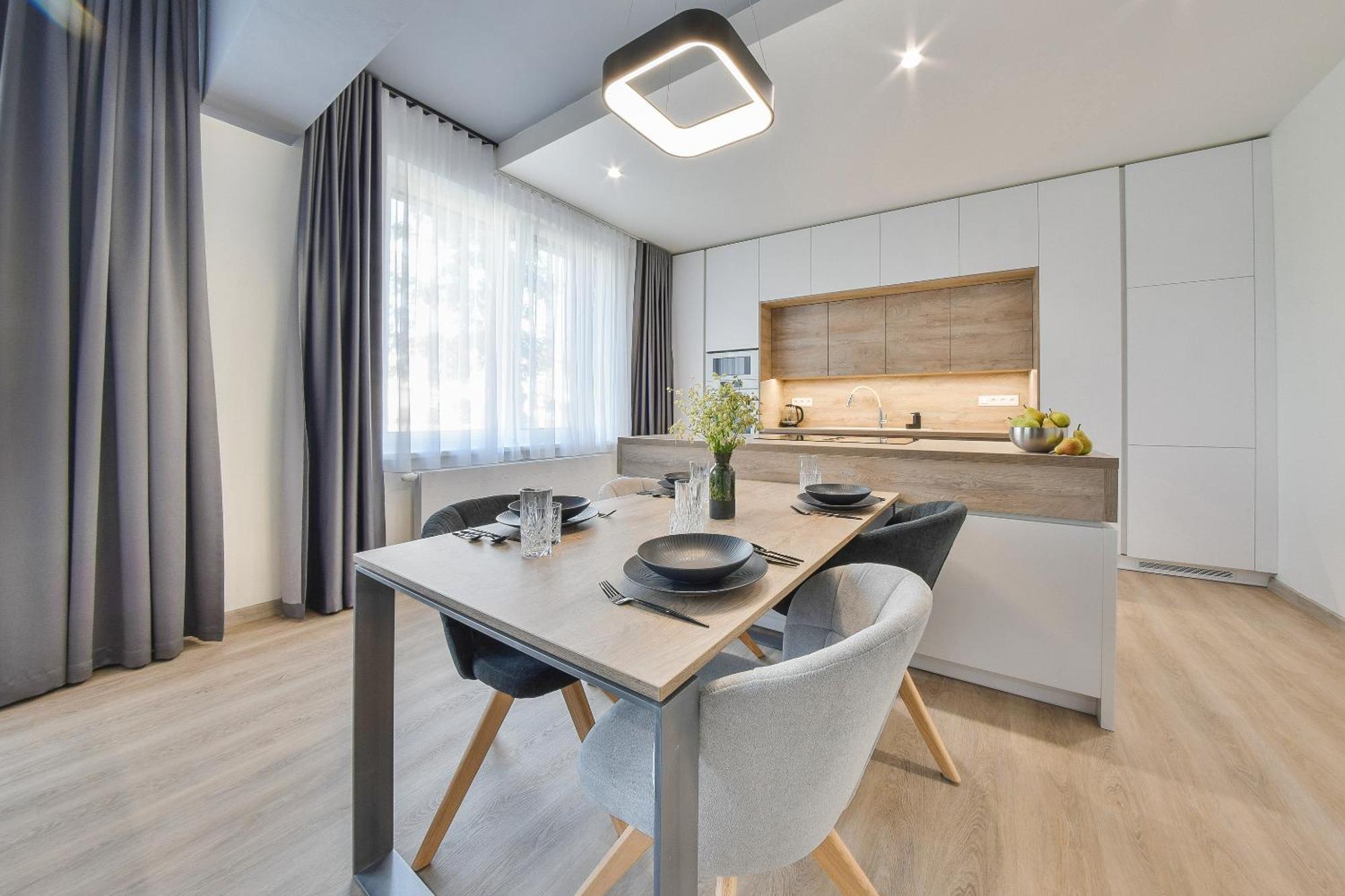Chalupku - Luxurious Apartment 70M2 In Direct Centrum With Parking Included, Air-Conditioned, Balcony, Quiet Sleep, Best In Town バンスカー・ビストリツァ エクステリア 写真