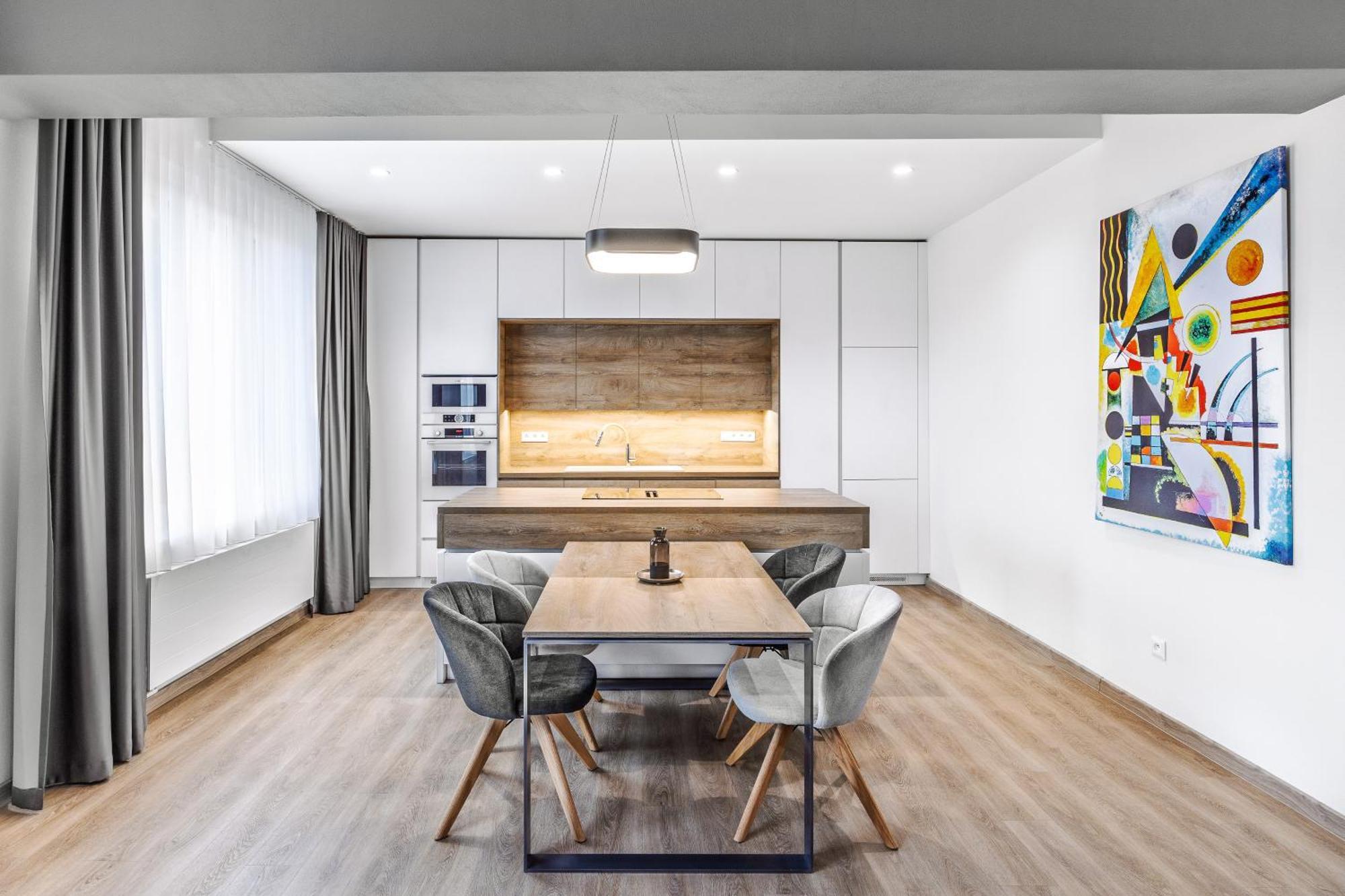 Chalupku - Luxurious Apartment 70M2 In Direct Centrum With Parking Included, Air-Conditioned, Balcony, Quiet Sleep, Best In Town バンスカー・ビストリツァ エクステリア 写真